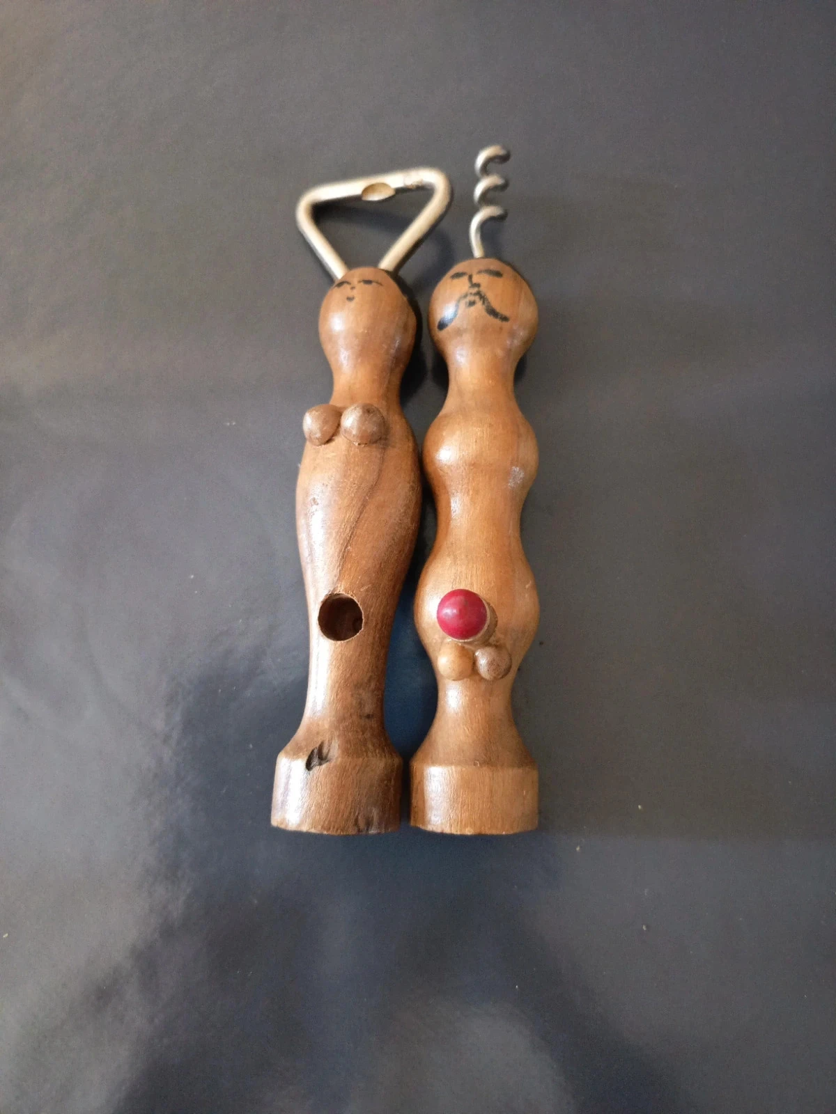 Couple ouvre bouteille